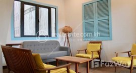 មានបន្ទប់ទំនេរនៅ Daun Penh | Vintage 3 Bedrooms Apartment For Rent Near The Royal Palace