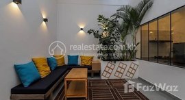 មានបន្ទប់ទំនេរនៅ Doun Penh| 2 Bedrooms Townhouse Renovated For Rent In Central Market
