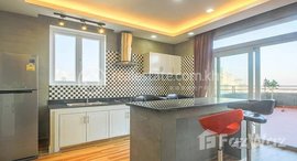 មានបន្ទប់ទំនេរនៅ Tonle Bassac | 3 Bedrooms Penthouse Apartment For Rent In Tonle Bassac