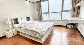 មានបន្ទប់ទំនេរនៅ Spacious 3 Bedrooms Condominium for Rent I BKK 1