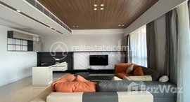 មានបន្ទប់ទំនេរនៅ BKK1 | High Rise 4 Bedrooms Serviced Apartment For Rent