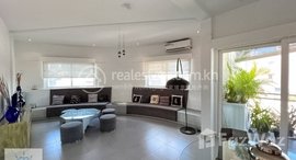 មានបន្ទប់ទំនេរនៅ Daun Penh | Beautiful Renovated House 2Bedrooms For Rent | $1,200 Near Phsar Chas Market