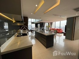 3 Bedroom Apartment for sale at 3Bed Luxury Penthouse $796K Sale Corner for Rent, Tonle Basak, Chamkar Mon